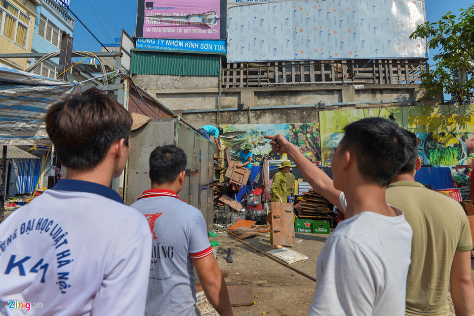 Hà Nội cưỡng chế phá dỡ công trình vi phạm tại mương Nghĩa Đô Hà Nội cưỡng chế phá dỡ công trình vi phạm tại mương Nghĩa Đô